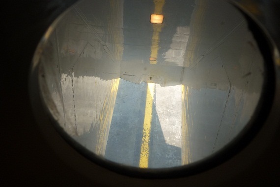 Blick durch das Fenster im Druckschott. Im Flug kann man seitlich an der Treppe vorbei in die Tiefe sehen.